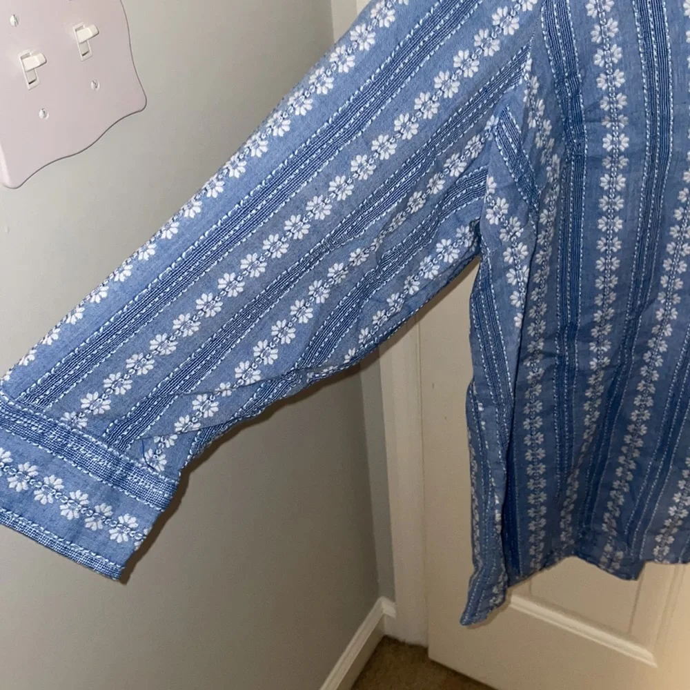 Patterned Blue/White Button Up - Picture 3 of 4